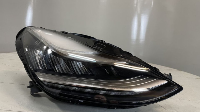 Tesla Model 3  2018-2021  lukturis labais 1077376-50-B
