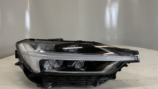 Volvo XC60 2018-  Lukturis LED FULL R 32133549