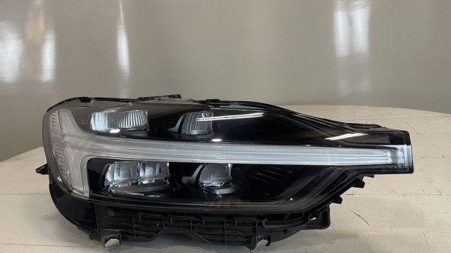 Volvo XC60 2021- фара передняя LED MID правая 32404710