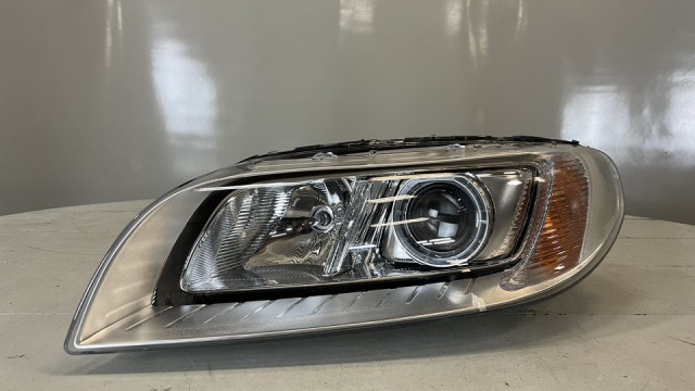 Volvo V70 2013-  Lukturis kreisais xenons  31420013